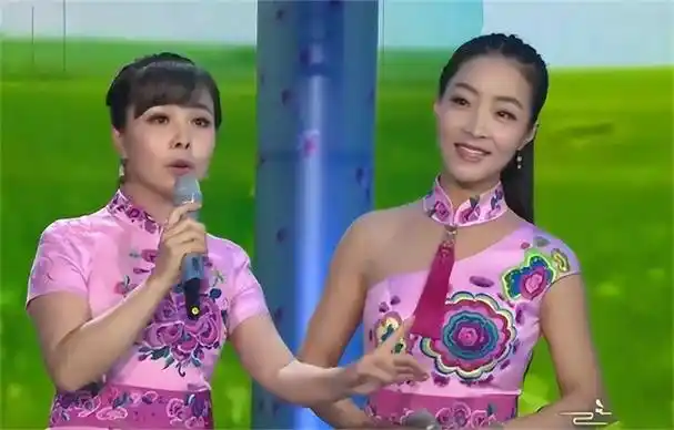 王小妮和王二妮的日常生活 被姐姐王二妮带进圈(18)