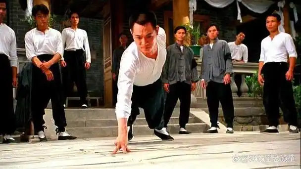 年轻时的李连杰是偶像派加实力派的代表,武打明星靠的是过硬的武术