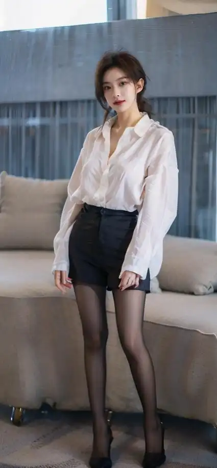 高跟鞋配黑色丝袜