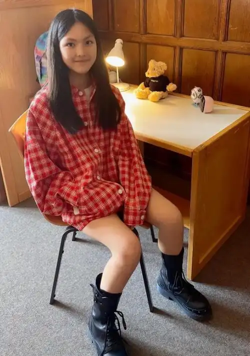 13岁王诗龄近照曝光,穿超短裙身材高挑纤瘦,筷子腿吸睛十足_腾讯新闻