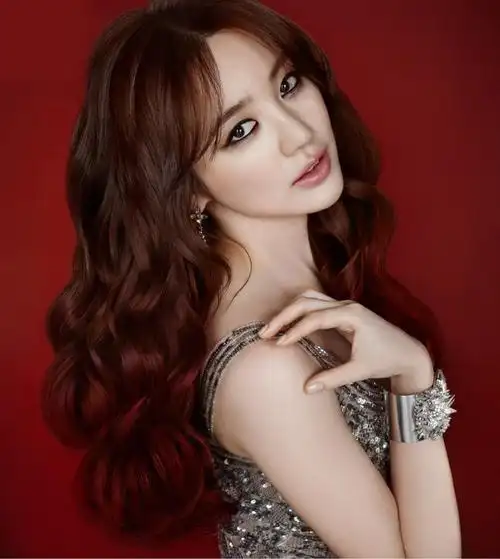 肉肉脸女孩必学!尹恩惠靠发型修饰出小v脸