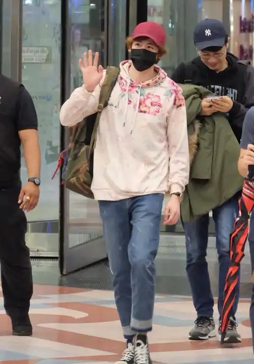 原创"泰国王子"尼坤真会玩,绿色大衣 粉色帽子,少女心泛滥?