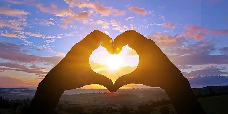 爱心图片手势情侣影子,爱心怎么用手势表示?-图片大观-奇异网