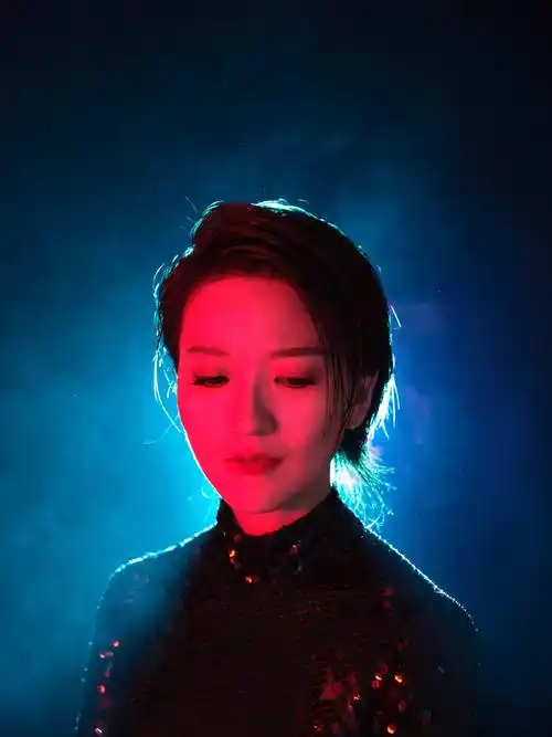 蔡淳佳再发新歌,坦言要活得自由惬意_音乐_星悦