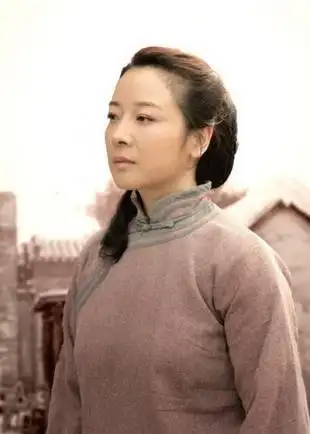 北方有佳人海报 小寄萍(林妙可饰) 少年寄萍(曹津歌饰) 成年寄萍