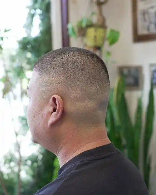 男发别乱剪,最帅还是两侧铲短,就连白发大叔剪完也很有型_发型_寸头