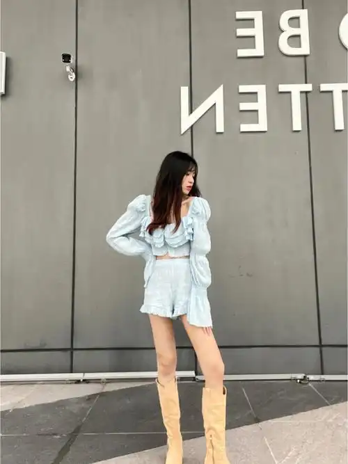 显白套装这一套真的很吸引眼球潮人都是爱夏天穿靴子的哈哈哈哈#靴子