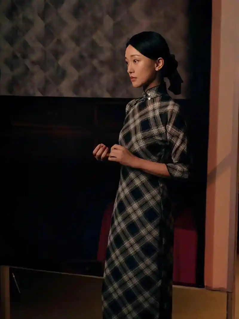 那一刻,我仿佛又看到了顾晓梦和张学宁#周迅 #旗袍 #氛围感 - 抖音