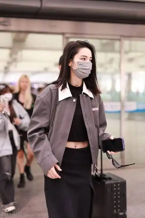 代斯现身北京机场,夹克配裙裤时尚有型
