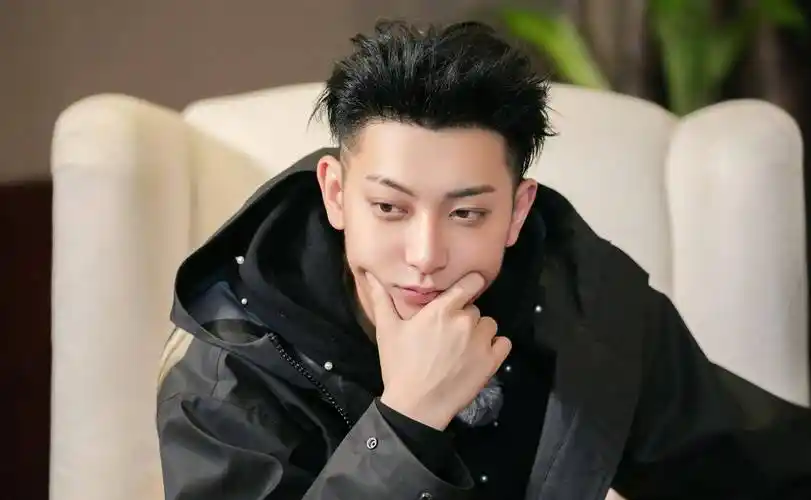 黄子韬被拍到路边抽烟,吞云吐雾姿势熟练,凌晨现身火锅店不怕胖