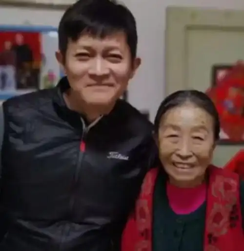 送别张少华后,老公张惠宝公开缅怀妻子,曝光两人年轻时亲密合影