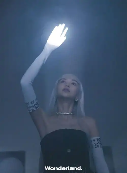 angelababy一身抹胸裙搭配闪耀的钻石首饰,手戴数字手套,触摸光源的画