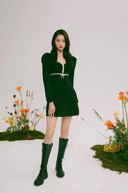 关晓彤红毯终于穿对了,黑色开叉裙大秀美腿,气质优雅