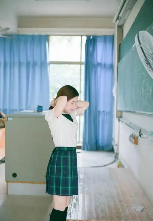 清纯阳光乖巧女生清新唯美校服教室写真图片