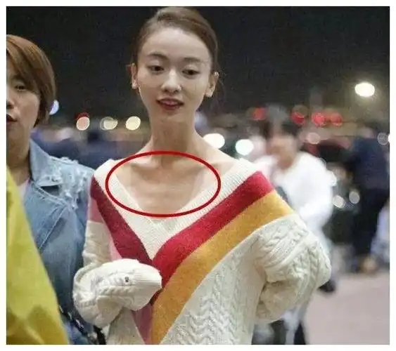 吴谨言的机场图,照片中的她瘦得就像是一个纸片人,脖子的下面的骨头根