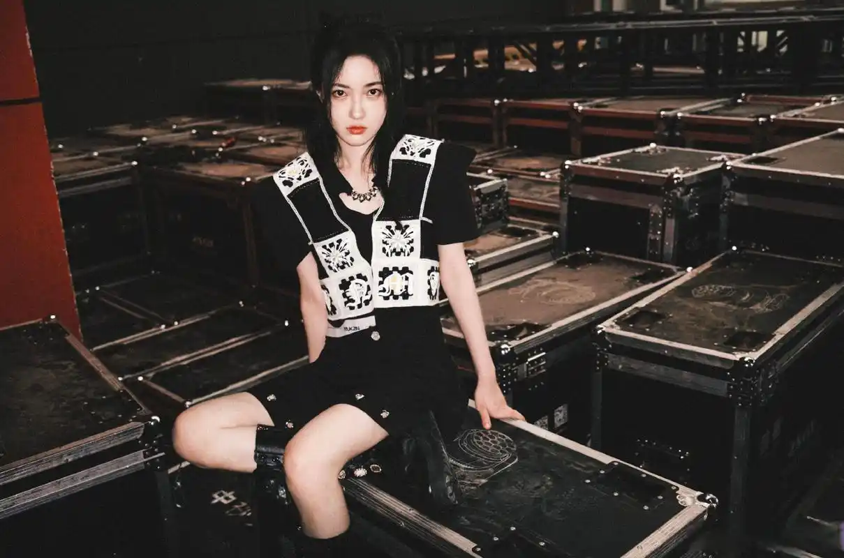 欢娱影视演员@演员赵嘉敏儿 初秋甜酷写真今日释出.