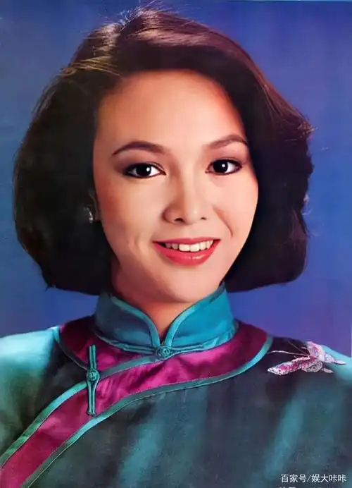 五,郑裕玲 中式服装的郑裕玲,温和大气,亲和力十足