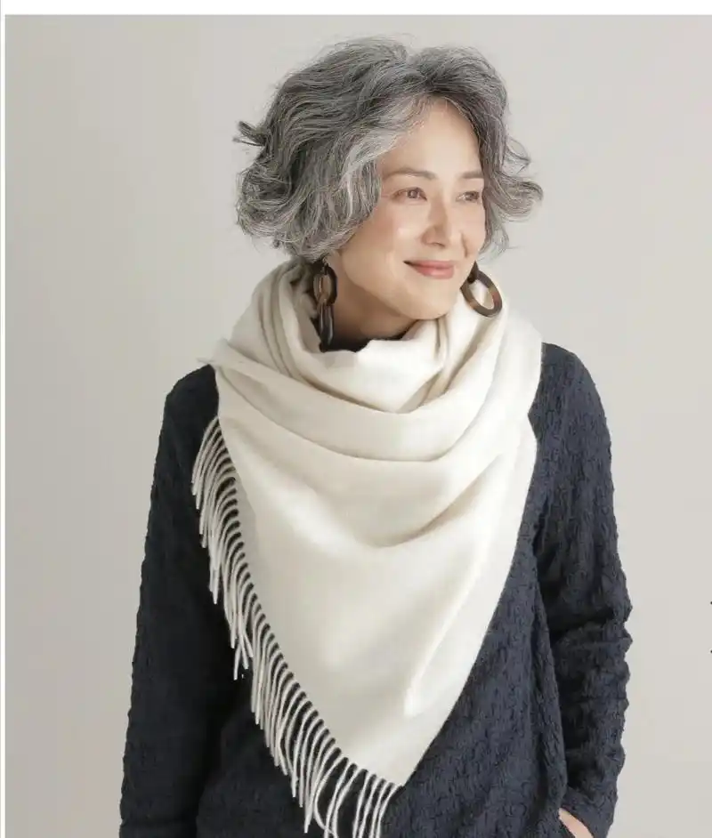 女士白发不显老发型(女性白发留什么发型更显年轻)-流速屋