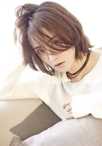 刘海遮面竟然有这样魔力 瑛子碎短直发知性迷人