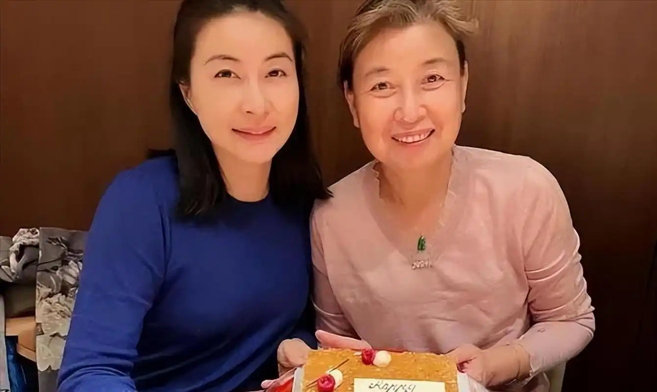 在郭晶晶和霍启刚的婚礼前夕,郭晶晶的的父母,连夜将天价的房子和千万