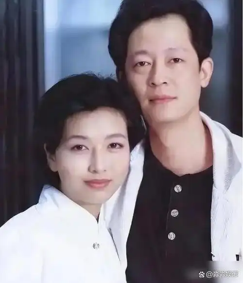 在韩国偶遇56岁江珊和老公买奢侈品,背超大购物袋,身材明显走样