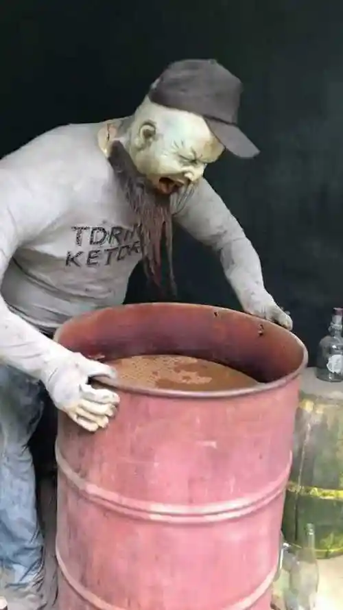 这大叔是喝了多少吐成这样一看就是喝多了