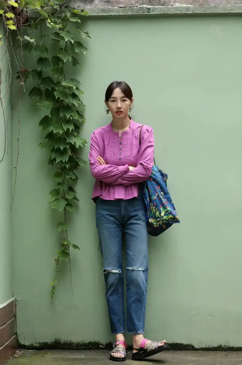 白百何真的减龄,紫色衬衫搭配牛仔裤,38岁像28岁的人一样