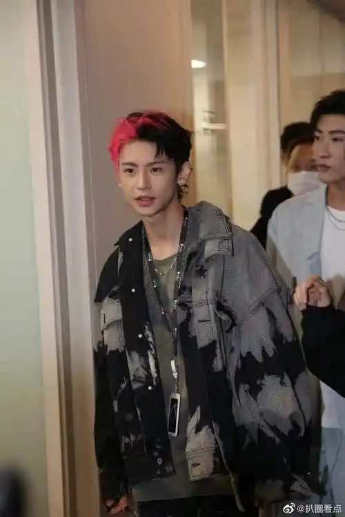 王琳凯超话#小鬼生图有多绝##他的颜值真的绝,非常耐看啊,红色头发都