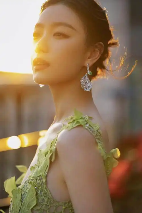 倪妮金鸡奖绿野仙踪造型曝光,花叶镂空设计灵动俏皮,又美又仙插图3
