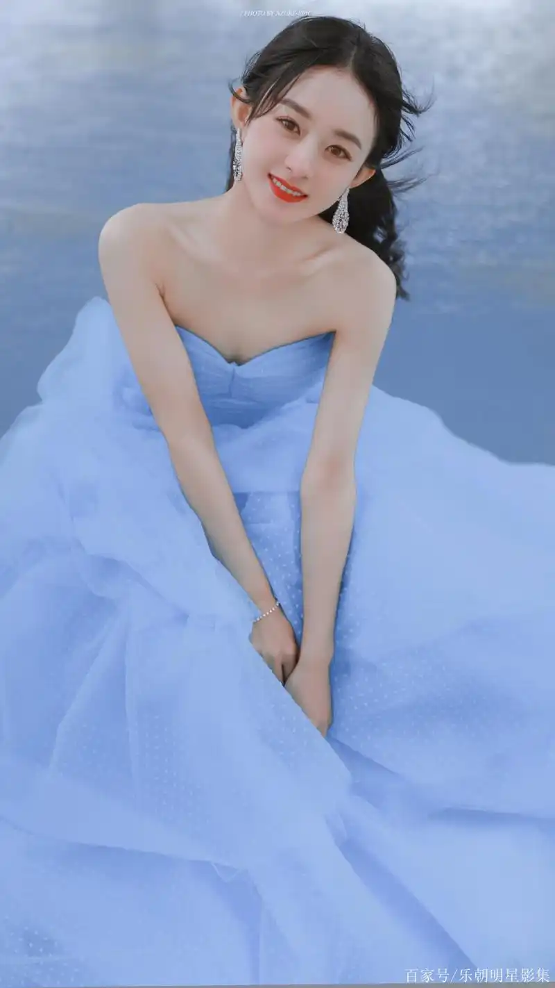 赵丽颖蓝色抹胸长裙写真图集