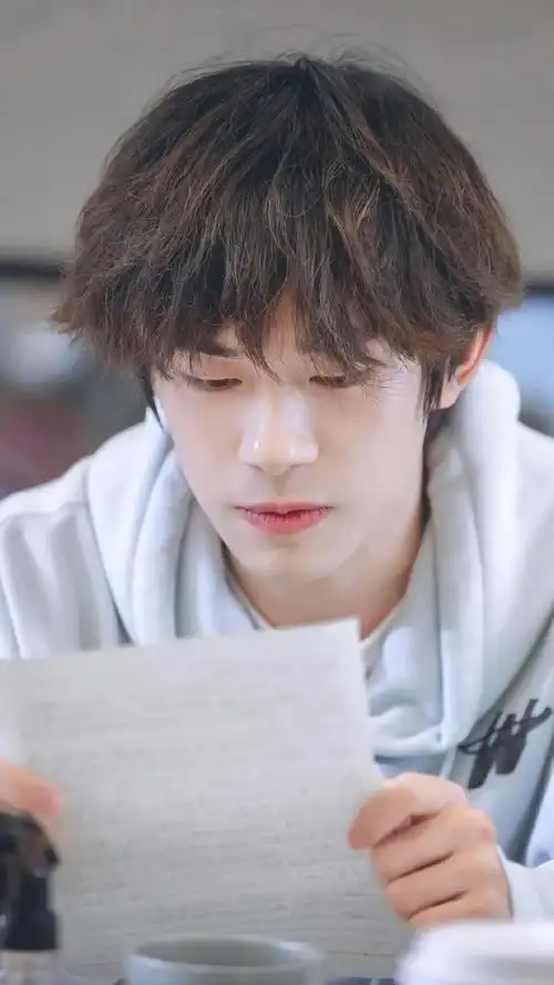 阳光男孩易烊千玺帅气休闲迷人写真