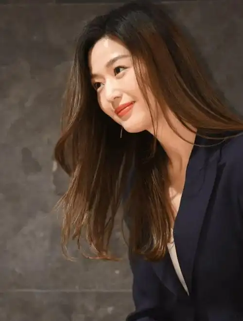 韩国第一美人全智贤,39岁依旧少女感,又甜美又霸气