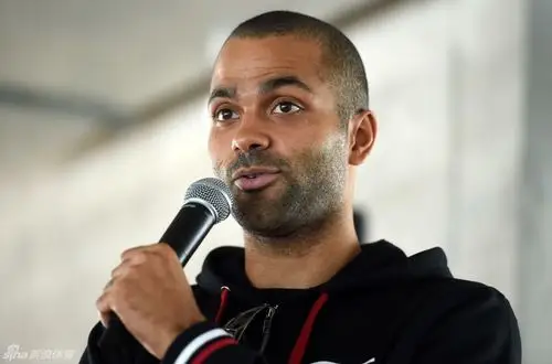 2015年9月2日,法国备战2015男篮欧锦赛,法国队大将帕克接受记者采访.