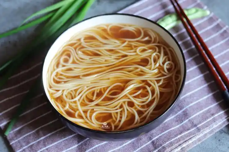 面条的经典做法烫一烫3分钟就能出锅汤清味鲜百吃不腻