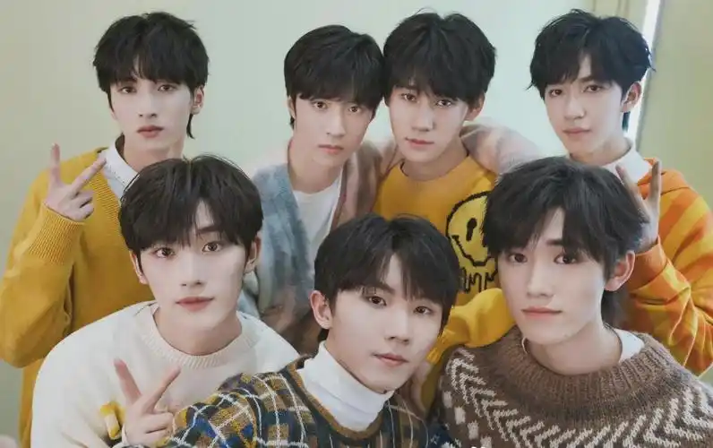 tnt时代少年团纪念出道2周年,晒各自c位大合照,马嘉祺老实,有两人文案