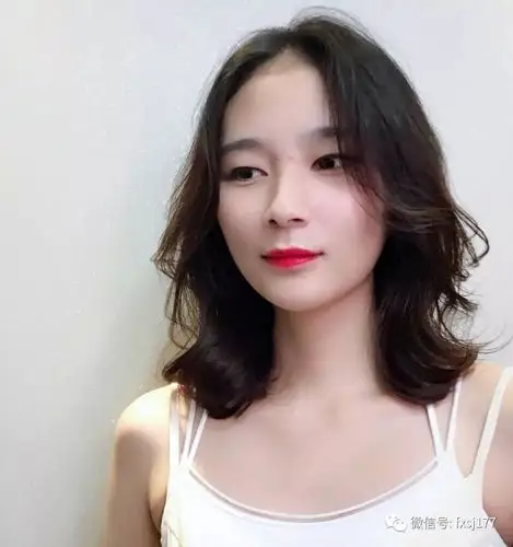 今年流行人鱼短发烫让你摆脱平庸感