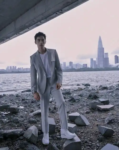 许魏洲海边氛围感大片,浅灰西装简约大气,温柔有型气质满分