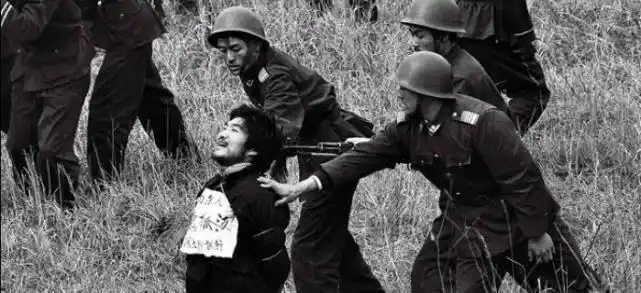 枪毙死刑犯时,为何要十几人一起对犯人开枪?并非是怕打不准