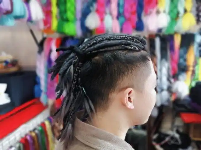 男生黑灰色辫子