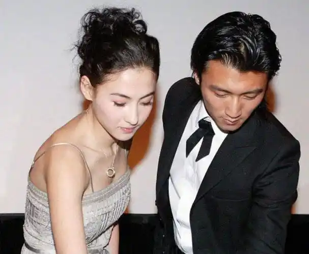 张柏芝晒三儿子照片,棕色瞳孔双眼皮,生父疑是国外的绯闻男友_热点