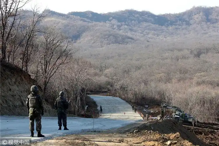 281.2高地是一个方圆不到两公里的小山头,右靠上甘岭,左临"老秃山".