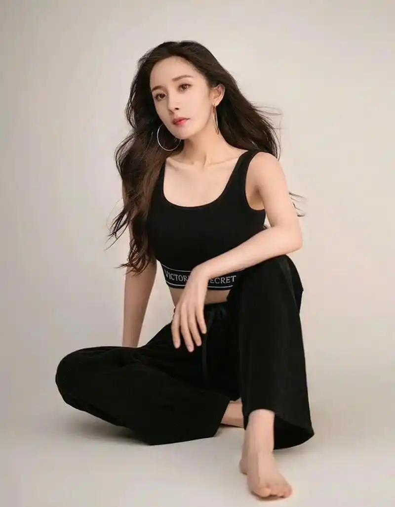 美女# 杨幂黑色运动装写真,看起来很酷.