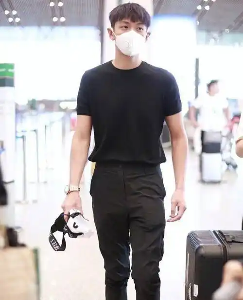 原创183cm柯震东终于现身,一身黑色造型,帅出新高度!