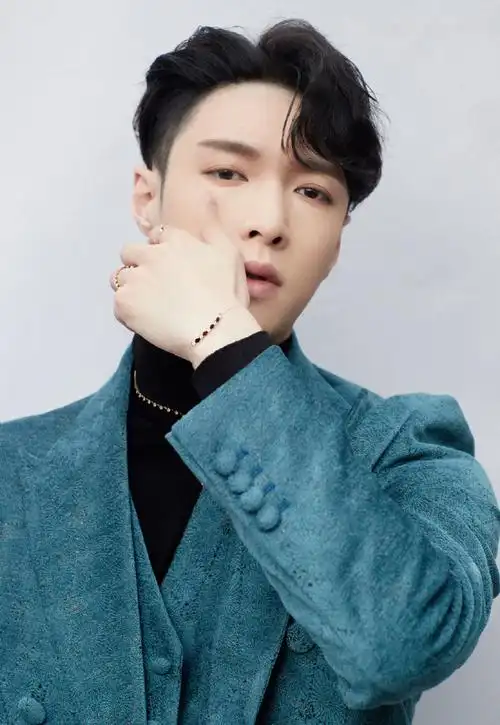 > 张艺兴蓝绿色西服帅气图片(5/8)