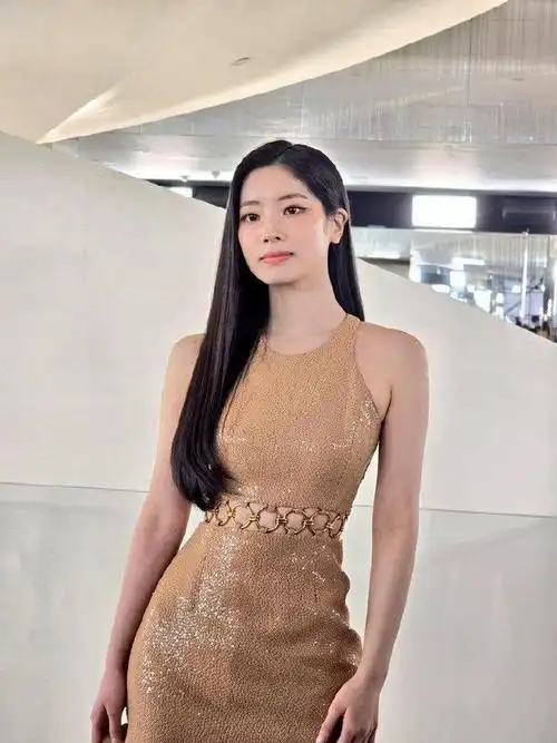 显得身材娇小,网友:她身高162|多贤|女明星_网易订阅