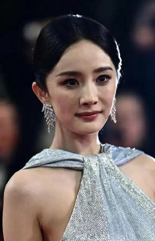 当45岁章子怡和37岁杨幂同框,才发现人到中年,幸不幸福都在脸上