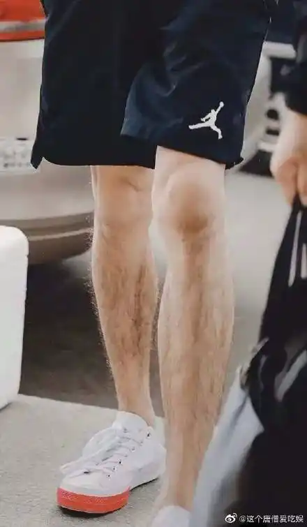 肖战是怎么做到腿毛胸毛浓密穿上衣服又是一副偏偏少年模样的