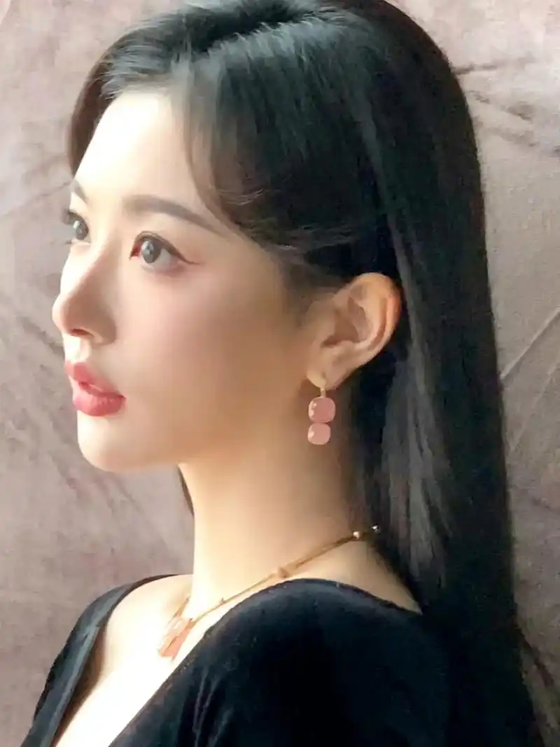 孔雪儿wow轻熟风头像组图