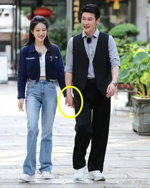 陆毅为鲍蕾庆47岁生日主动索吻示好14岁贝儿身高直逼185cm