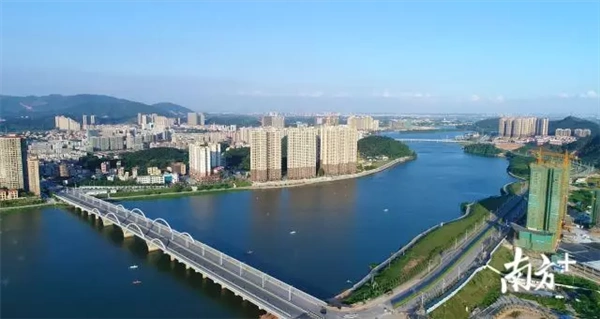 "近日,四会市委书记黄建平接受南方 记者采访时表示,肇庆差异化考核